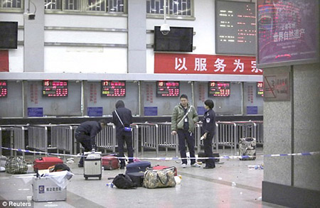 Hình ảnh vụ thảm sát kinh hoàng đẫm máu tại nhà ga ở Trung Quốc