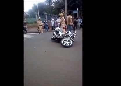 Video Nam thanh niên cứng đạp xe đánh chửi CSGT tơi bời