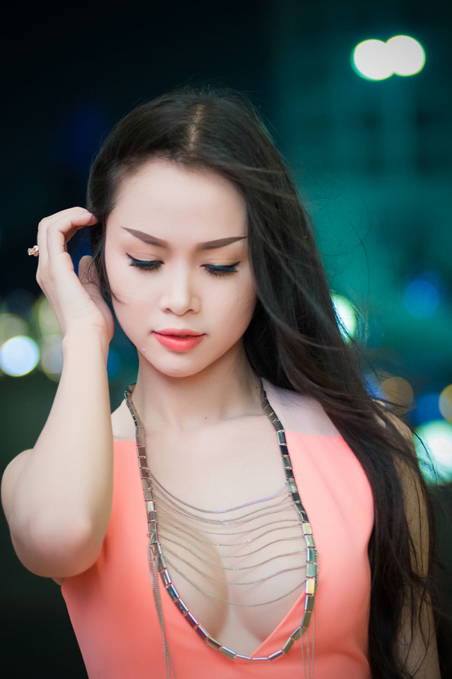 1001 kiểu khoe ngực vú vê lộ liễu của người đẹp Việt Nam